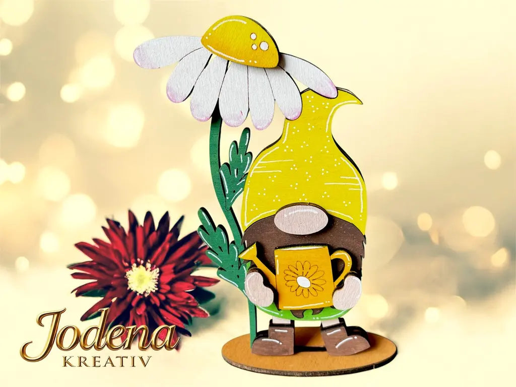 Gartenwichtel_mit_Gaensebluemchen_u._Giesskanne_gelber_Hintergrund_mit_roter_Blume