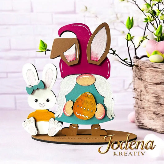 Osterwichtelin_Osterhase_Osterei_weisseMauer_geschmueckt