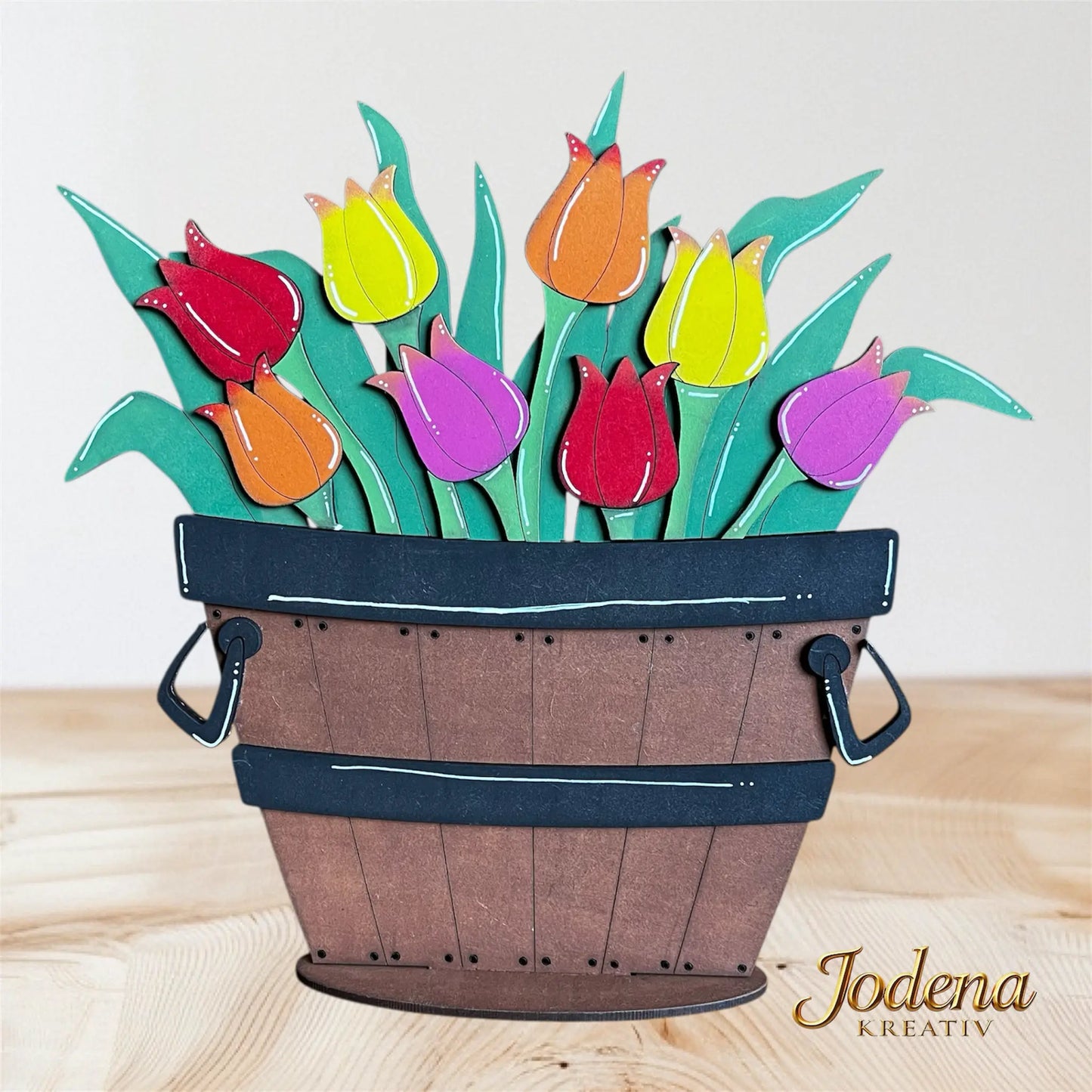 BasisForm_Apfelkorb_Tulpen_auf_Holztisch