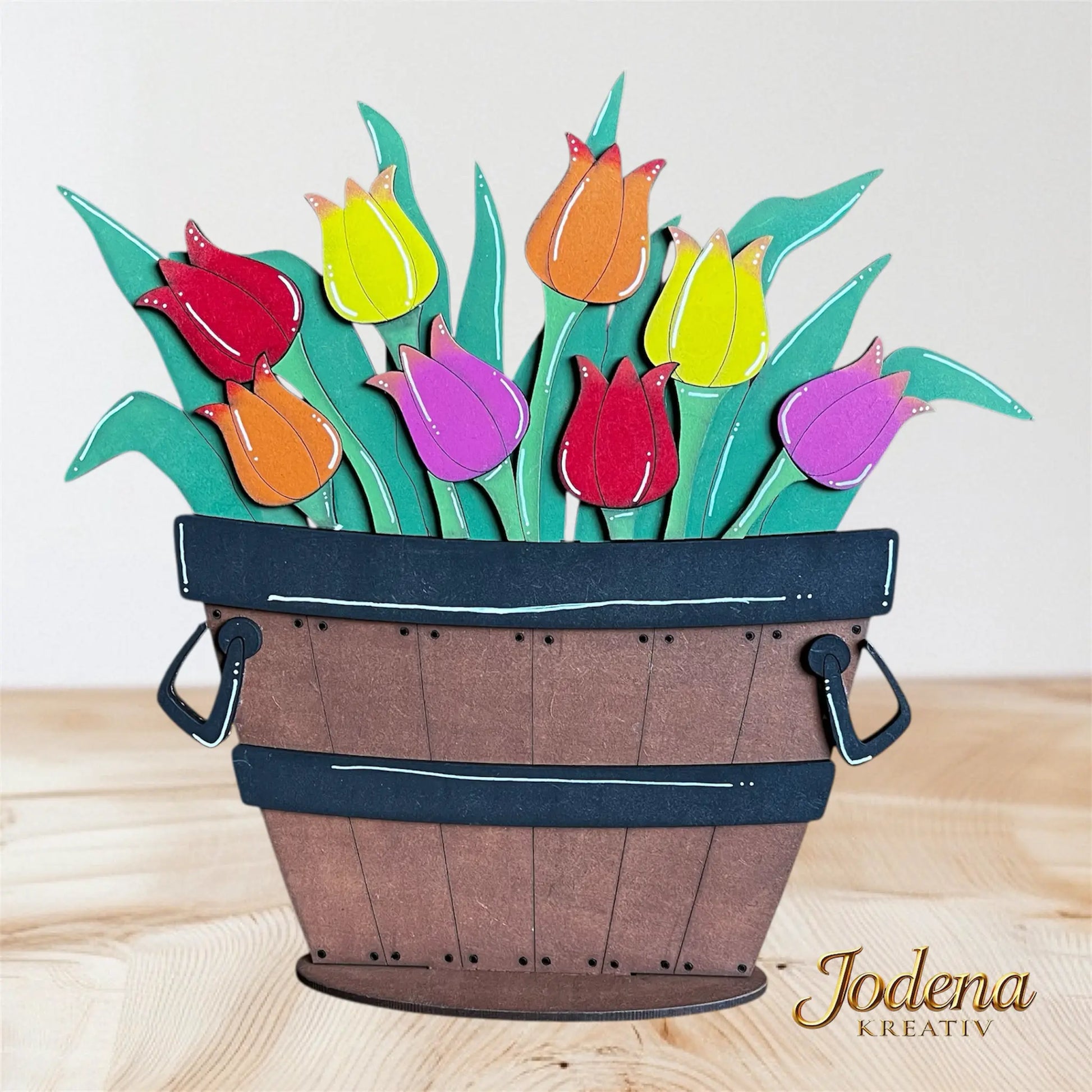 BasisForm_Apfelkorb_Tulpen_auf_Holztisch