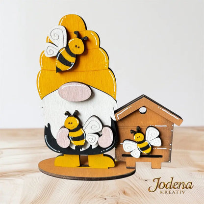 Bienenwichtel_mit_Bienenstock_auf_Holztisch