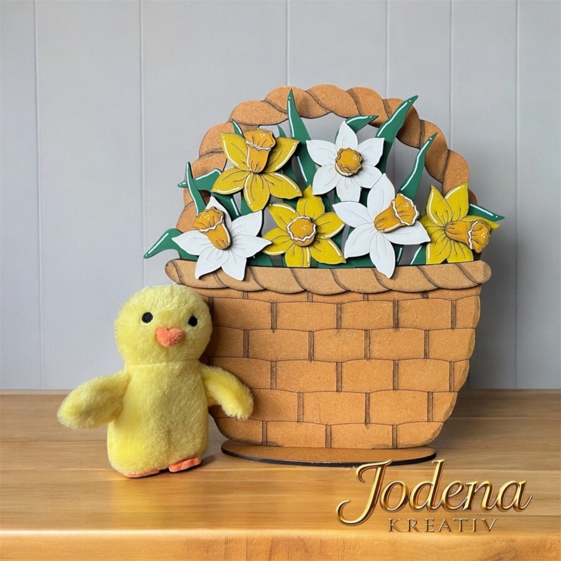 Brauner_Osterkorb_auf_Tisch_mit_Kueken