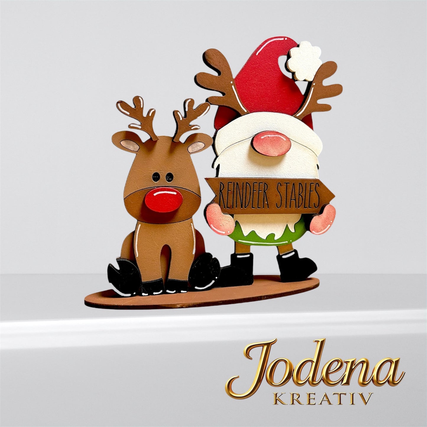 Regalsitter, Weihnachtswichtel mit Holzschild in den Händen und Rentier, schlichter Hintergrund