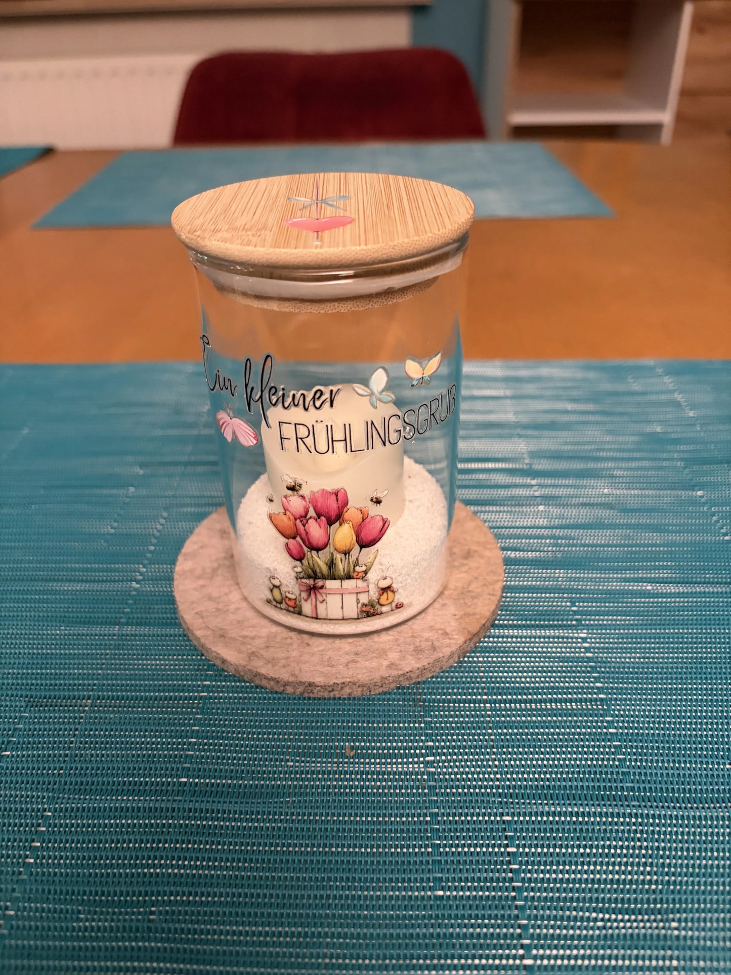 Fruehlingslicht_Glas_Ein_kleiner_Fruehlingsgruss_Tulpen_Schmetterlinge