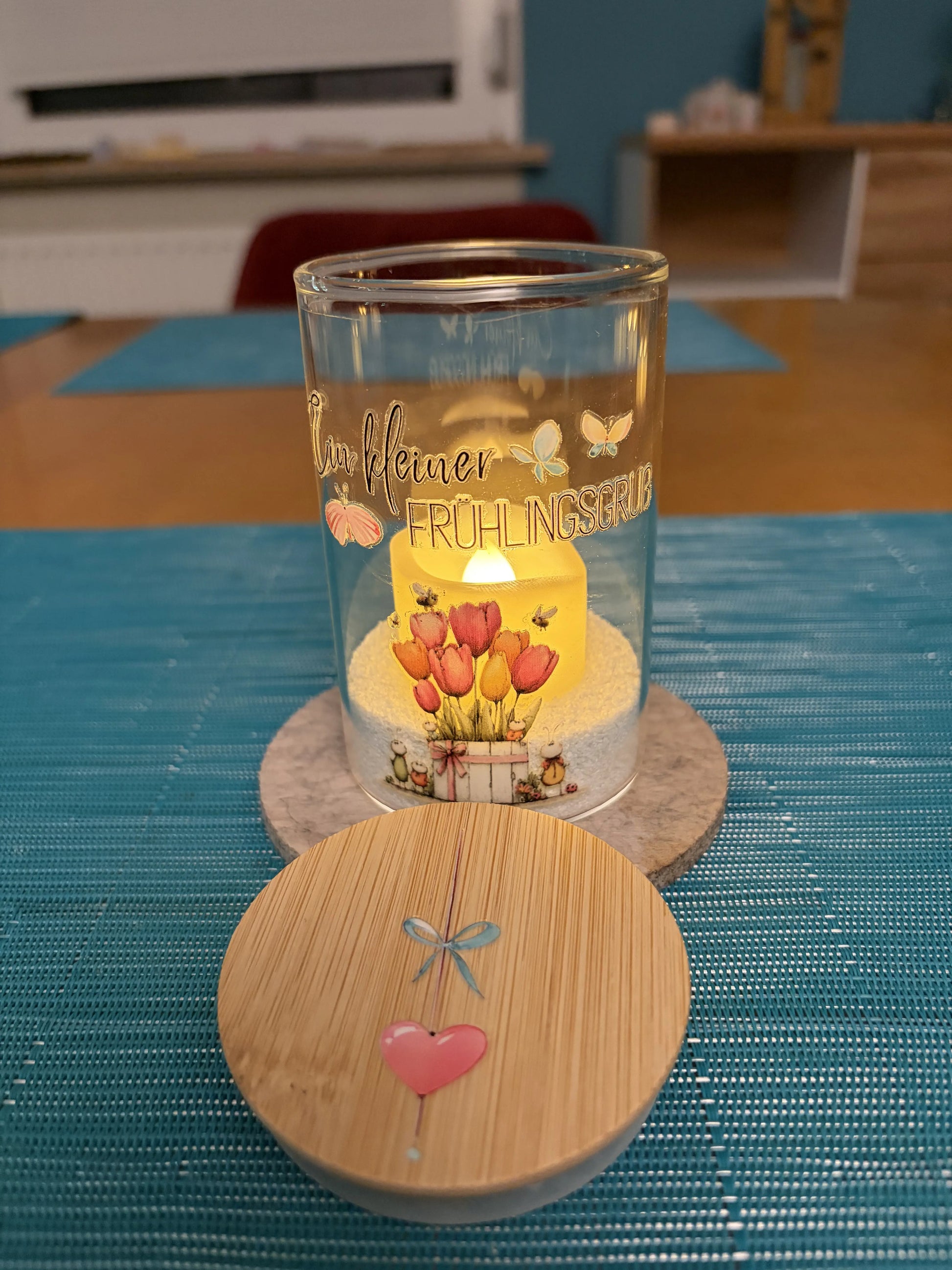 Fruehlingslicht_Glas_Ein_kleiner_Fruehlingsgruss_Tulpen_Schmetterlinge_beleuchtet