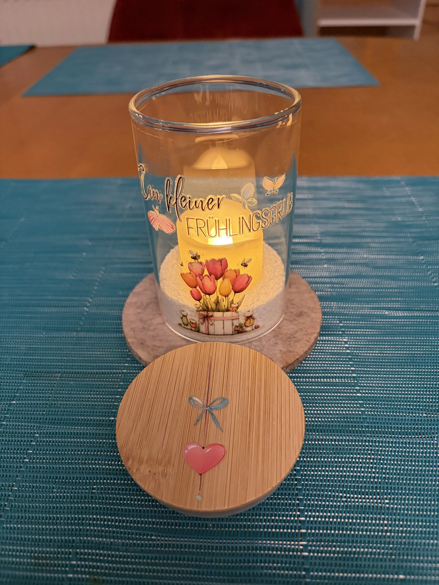 Fruehlingslicht_Glas_Ein_kleiner_Fruehlingsgruss_Tulpen_Schmetterlinge_beleuchtet_2