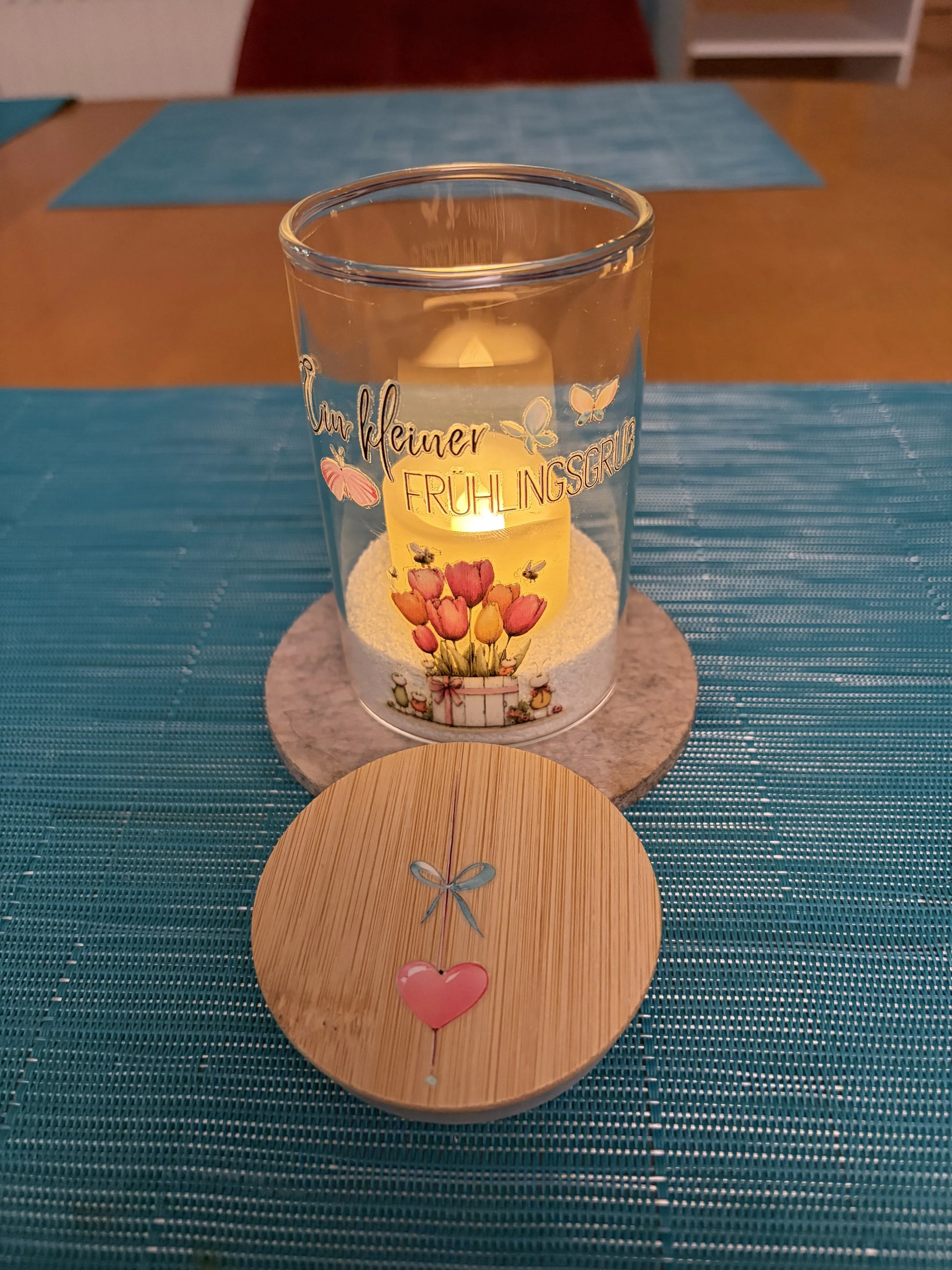 Fruehlingslicht_Glas_Ein_kleiner_Fruehlingsgruss_Tulpen_Schmetterlinge_beleuchtet_2