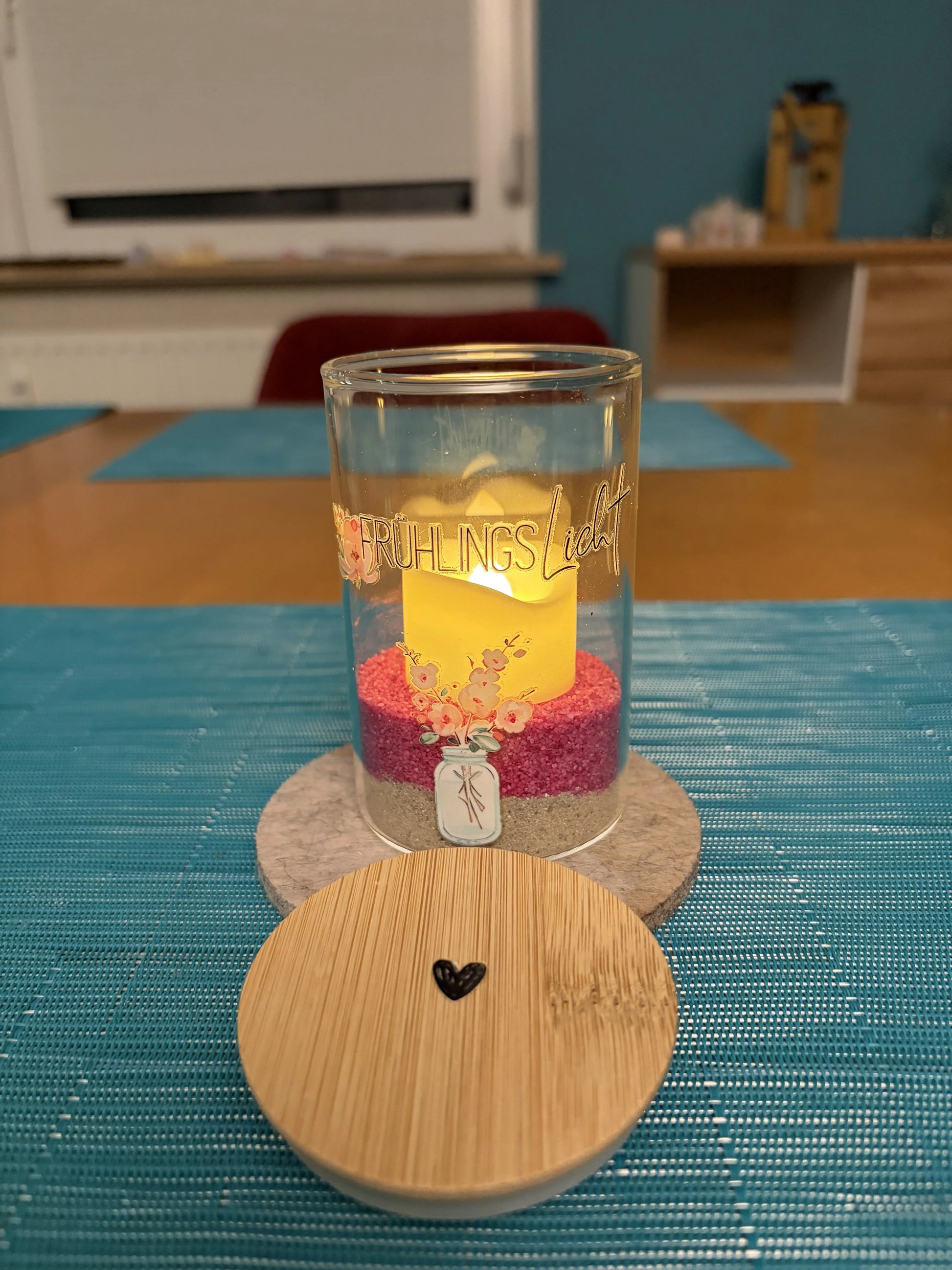 Fruehlingslicht_Glas_Fruehlingslicht_mit_Kirschblueten_beleuchtet_2