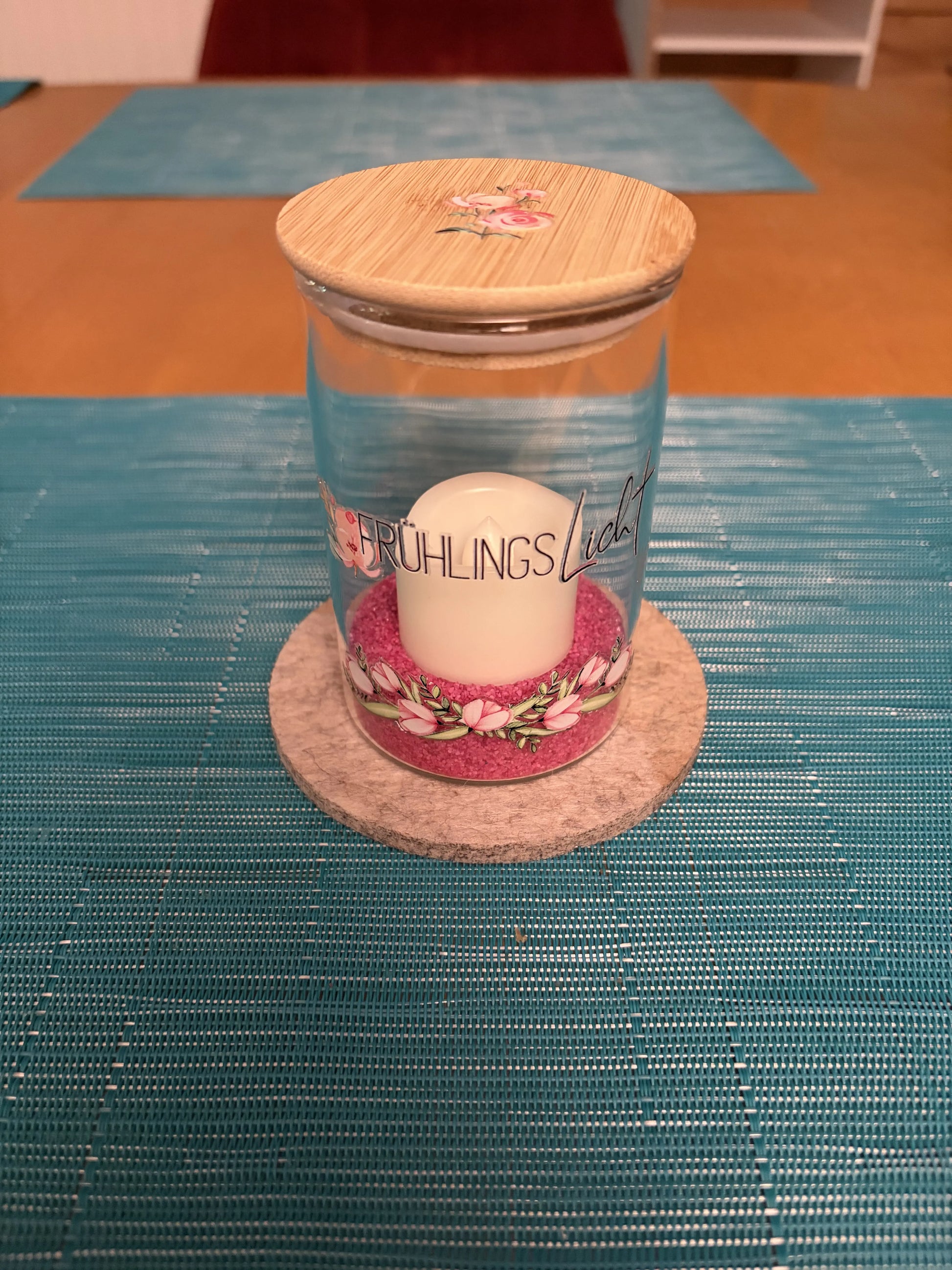Fruehlingslicht_Glas_Fruehlingslicht_mit_rosa_Blumen