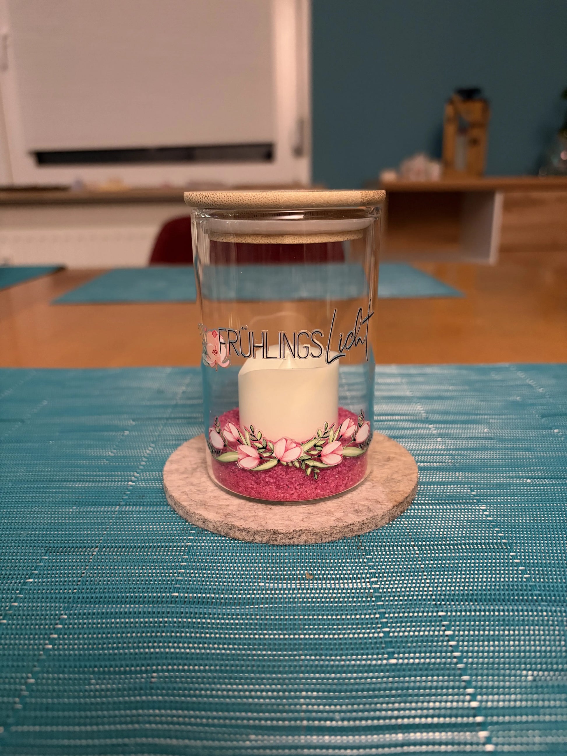 Fruehlingslicht_Glas_Fruehlingslicht_mit_rosa_Blumen_2