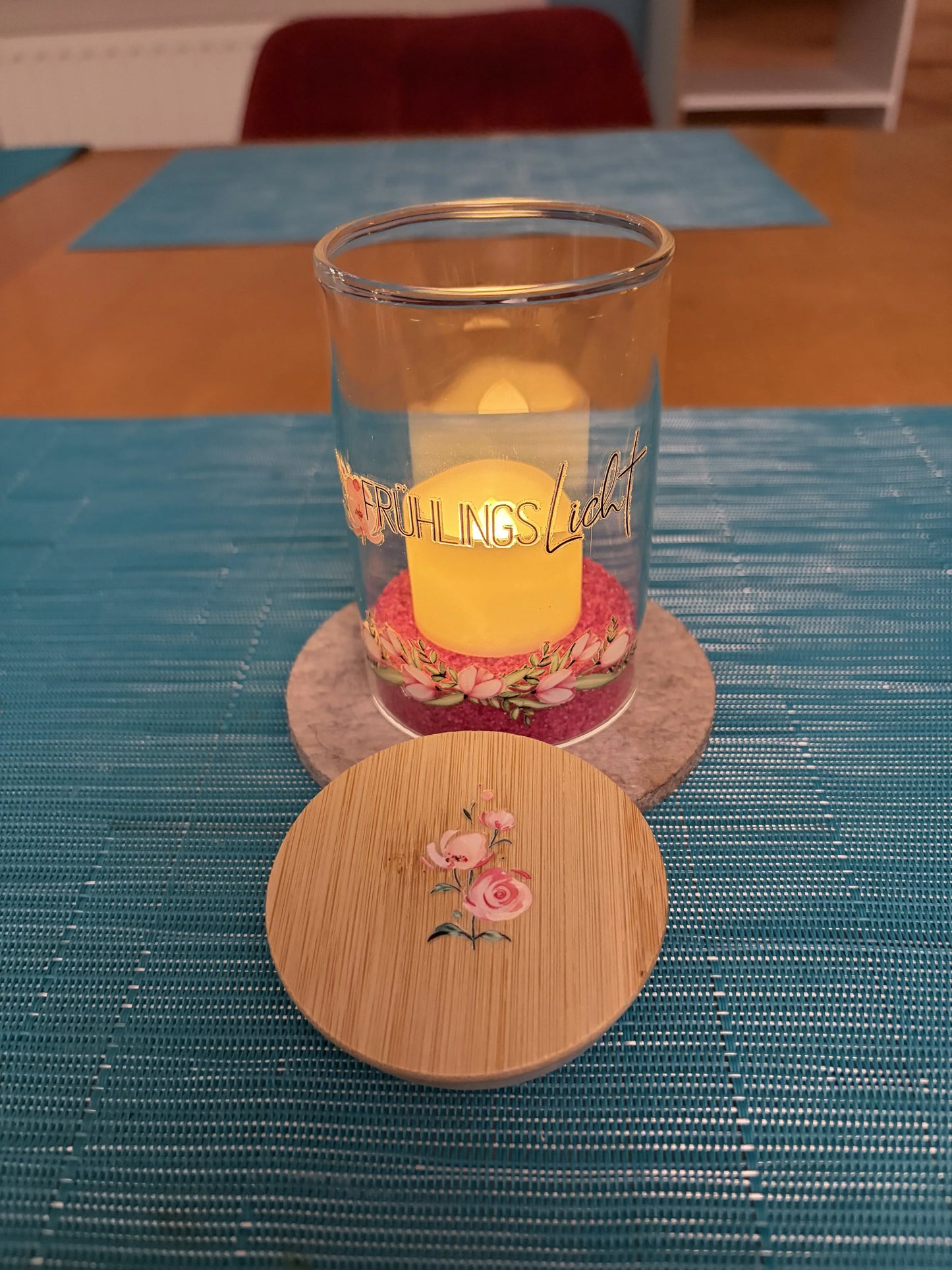 Fruehlingslicht_Glas_Furehlingslicht_mit_rosa_Blumen_beleuchtet