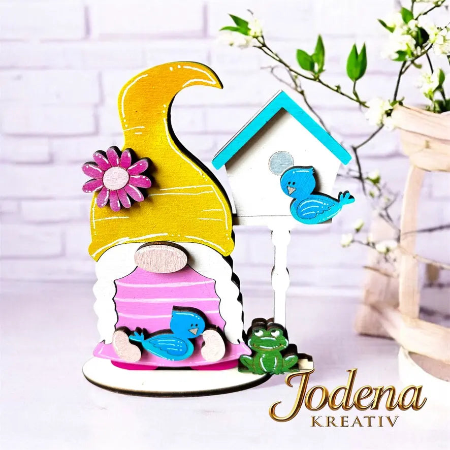 Fruehlingswichtelin mit Vogelhaus_helle Mauer mit Deko