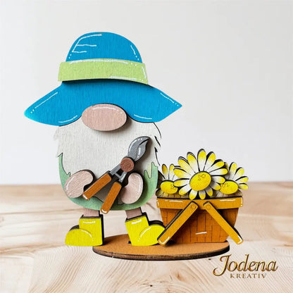 Gartenwichtel_mit_-schere_und_Blumenkorb_auf_Holztisch