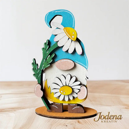 Gartenwichtel_mit_grosser_Gaenseblume_auf_Holztisch