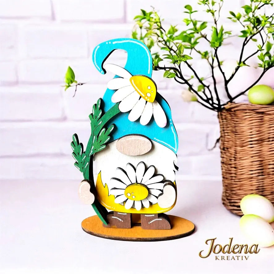 Gartenwichtel_mit_grosser_Gaenseblume_helle_Steinmauer_mit_Deko