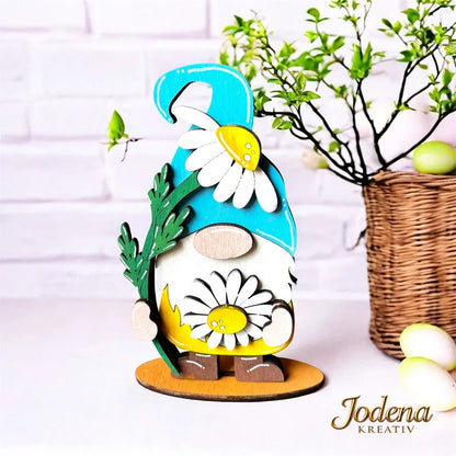 Gartenwichtel_mit_grosser_Gaenseblume_helle_Steinmauer_mit_Deko