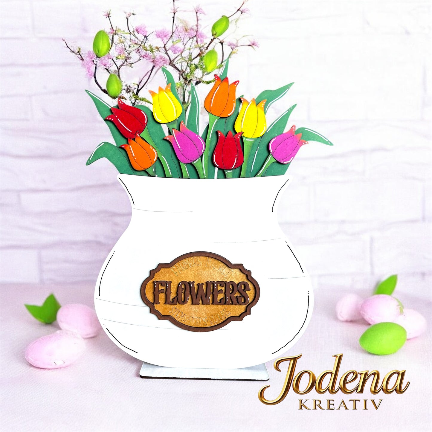 weiße Blumenvase aus Holz, weißer dekorierter Hintergrund