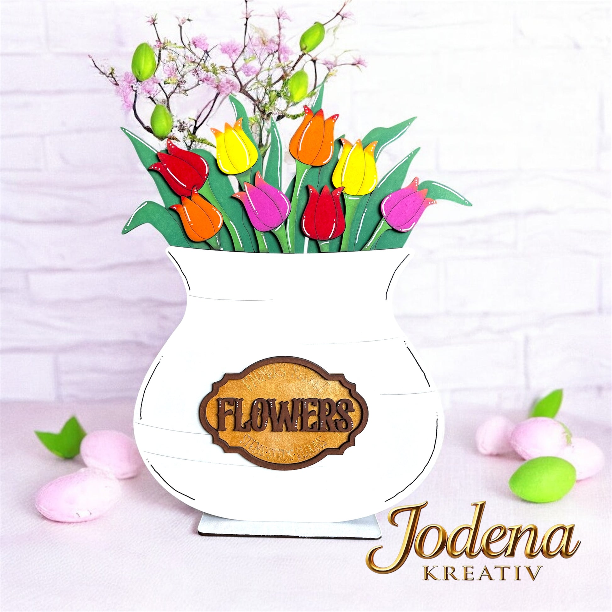 weiße Blumenvase aus Holz, weißer dekorierter Hintergrund