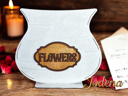 weiße Blumenvase aus Holz