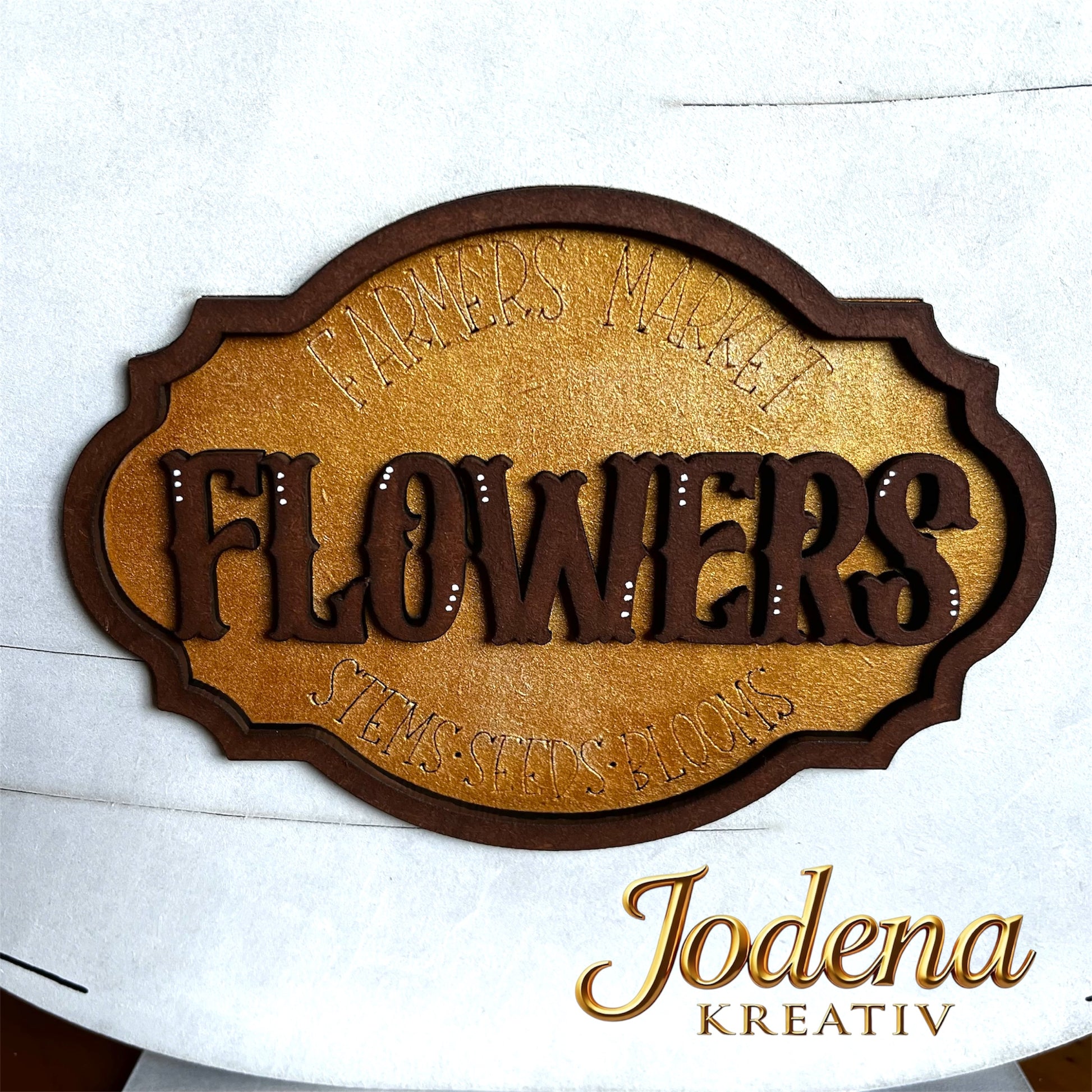 Ausschnitt Stempel von der weißen Blumenvase aus Holz