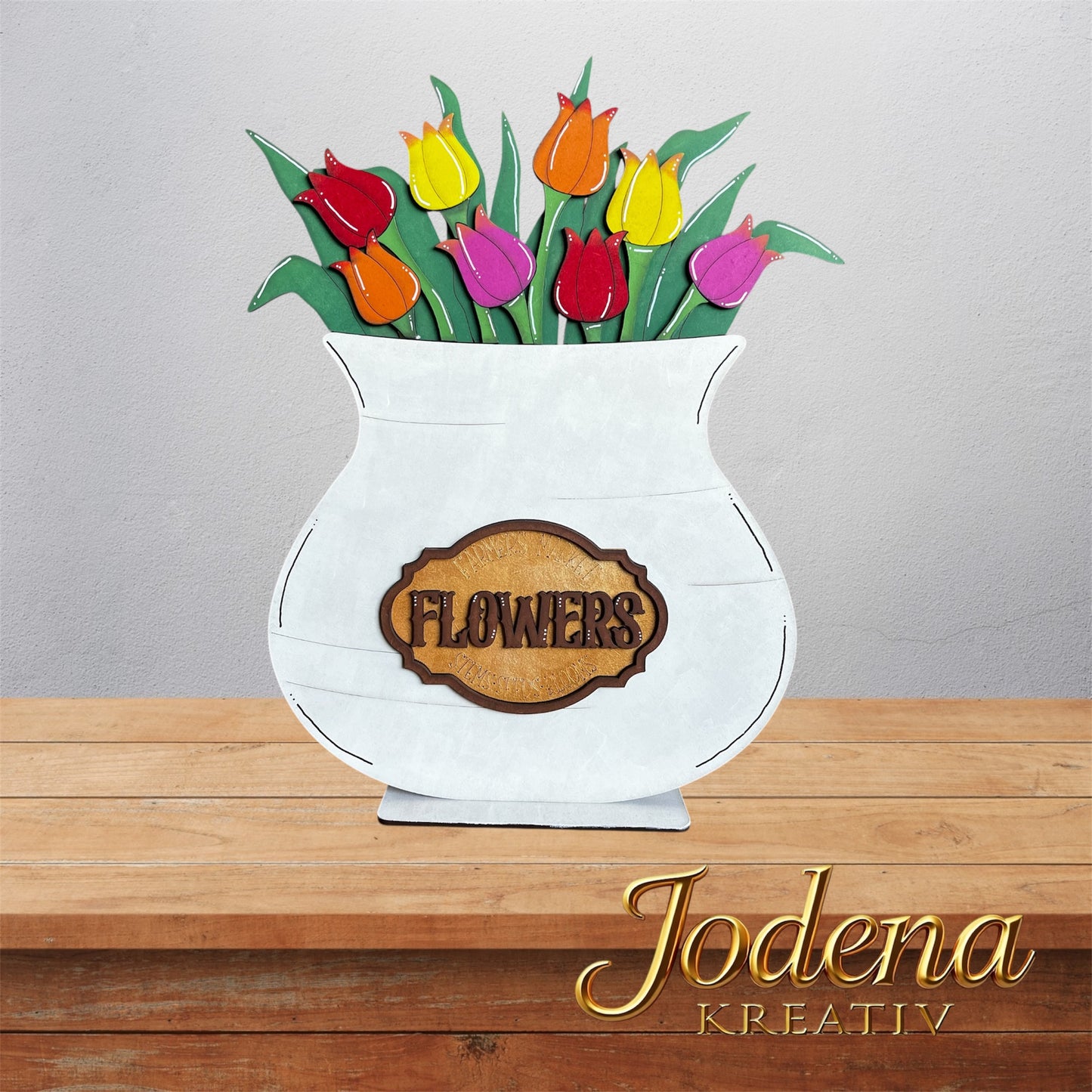 weiße Blumenvase aus Holz auf einem Tisch