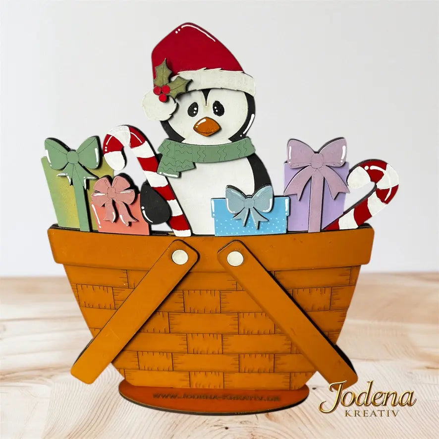 Korb-Motiveinsatz_Weihnachtspinguin_in_braunem_Dekokorb_auf_Holztisch