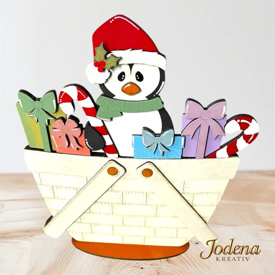 Korb-Motiveinsatz_Weihnachtspinguin_in_weissem_Dekokorb_auf_Holztisch