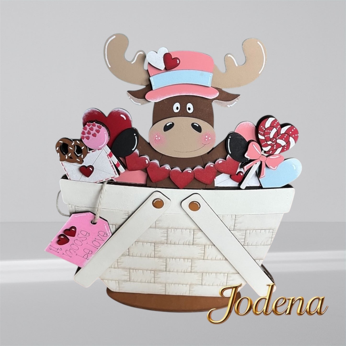 Korbeinsatz_Elch_mit_Herzgirlande_in_weissen_Dekokorb_schlicht