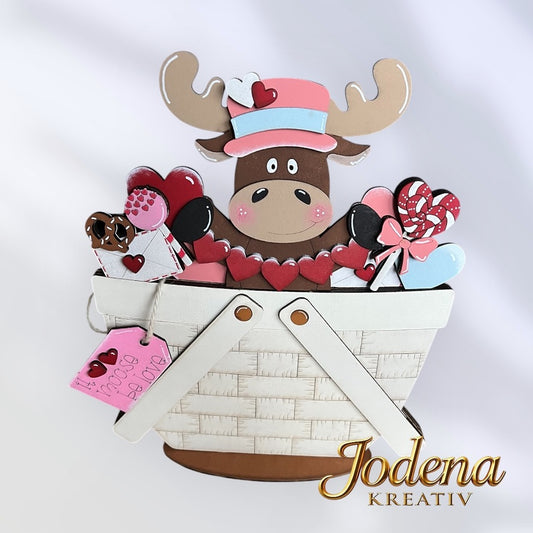 Korbeinsatz_Elch_mit_Herzgirlande_in_weissen_Dekokorb_schlichter_Hintergrund