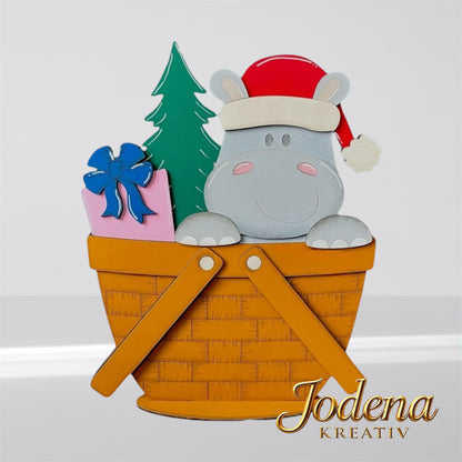 Korbeinsatz "Weihnachtsnilpferd" in braunem Dekokorb, schlichter Hintergrund