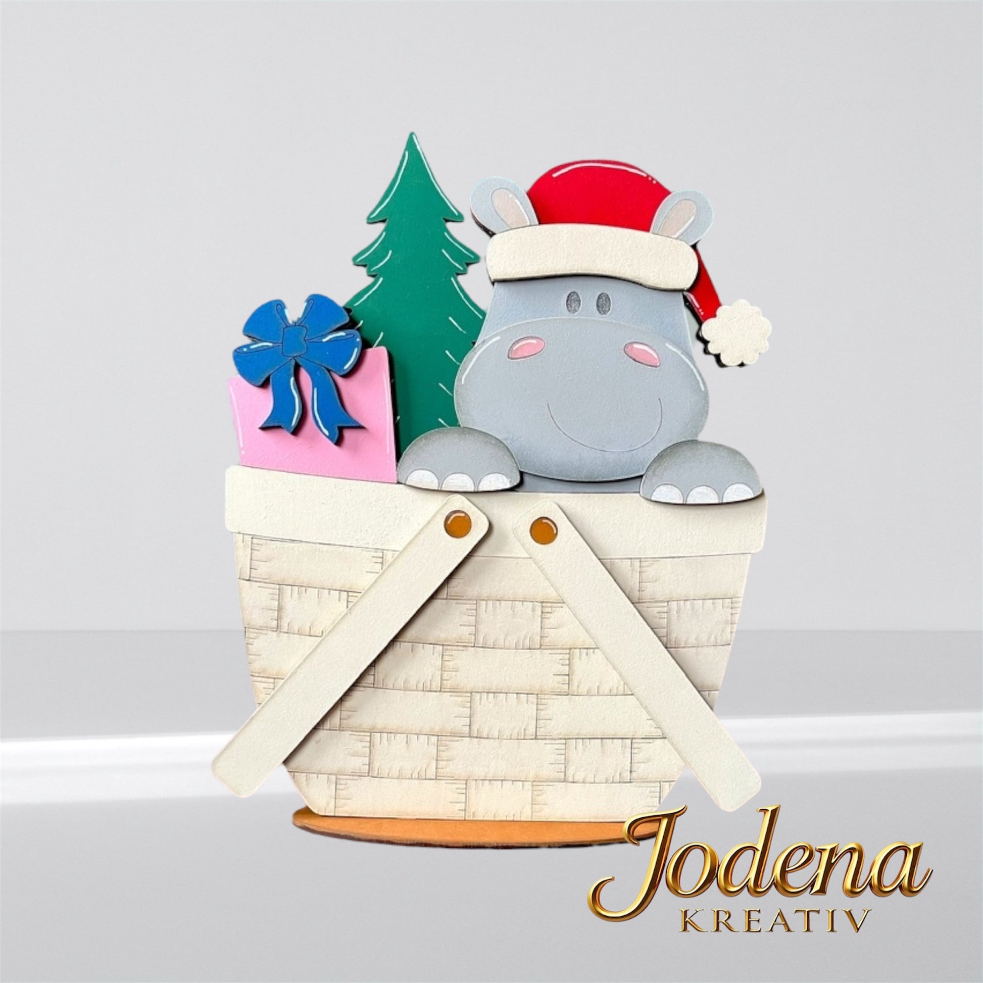 Korbeinsatz "Weihnachtsnilpferd" in weißem Dekokorb, schlichter Hintergrund
