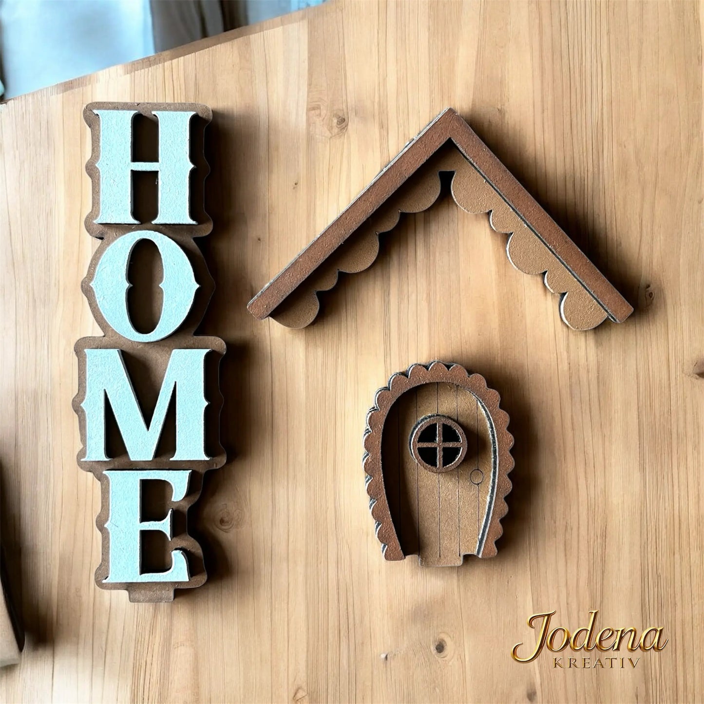 Mini_Vogelhaus_HOME_Set_Zubehoerteile_auf Holztisch