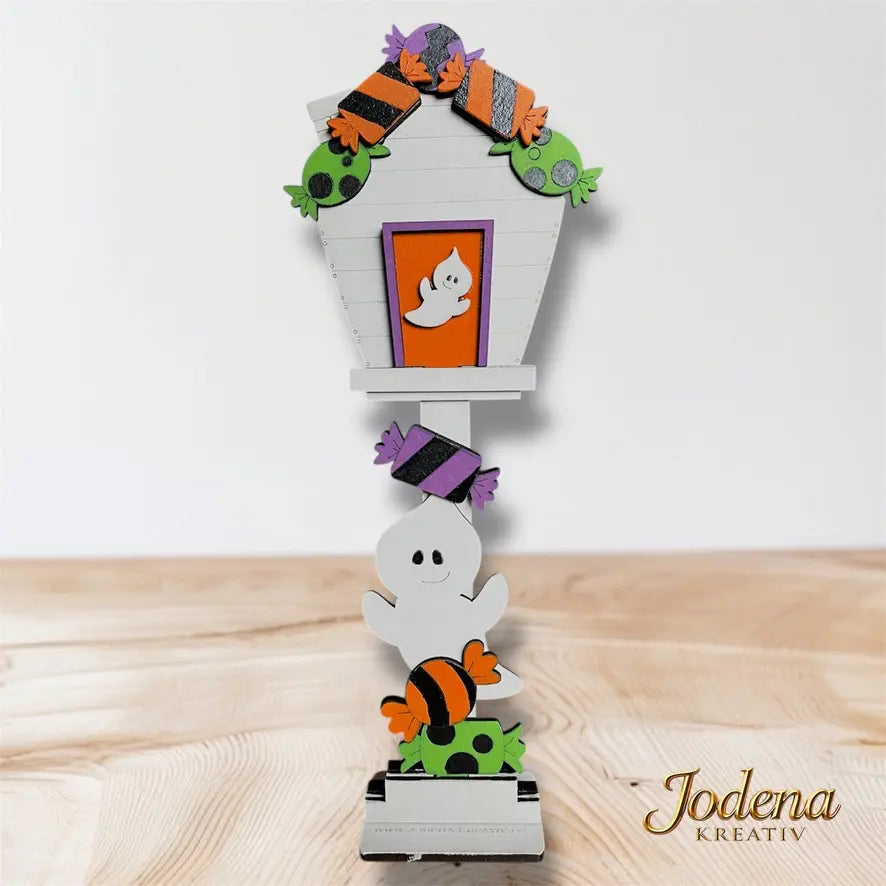 Mini_Vogelhaus_mit_Motiveinsatz_Helloween_auf_Holztisch