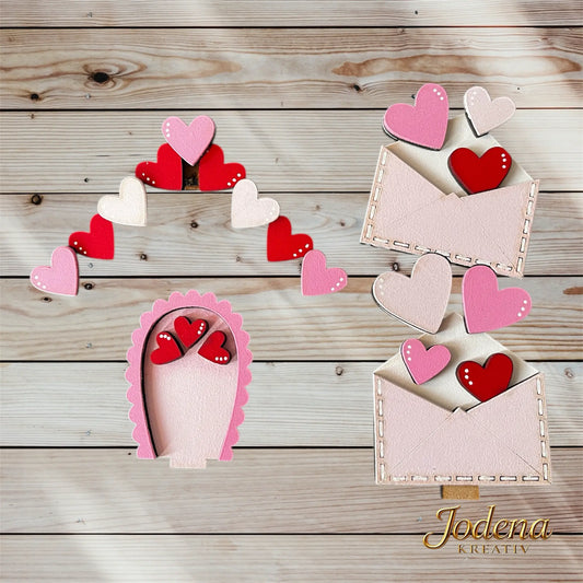 Motiveinsatz_Liebesbriefe_Herzen_einzeln_auf_Holztisch