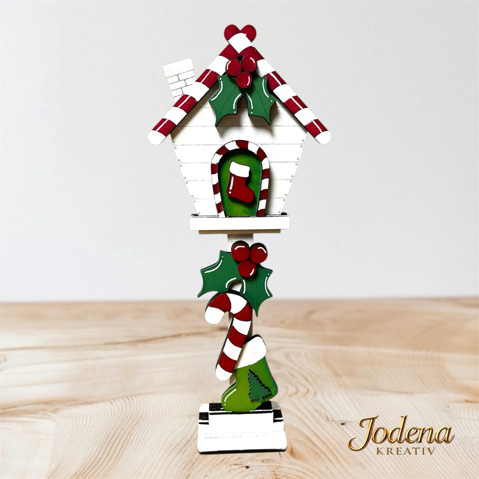 Motiveinsatz_Mini_Vogelhaus_Weihnachten_auf_Holztisch