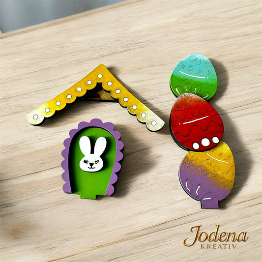 Motiveinsatz_Ostereier_Mini_Vogelhaus_solo_auf_Holzisch