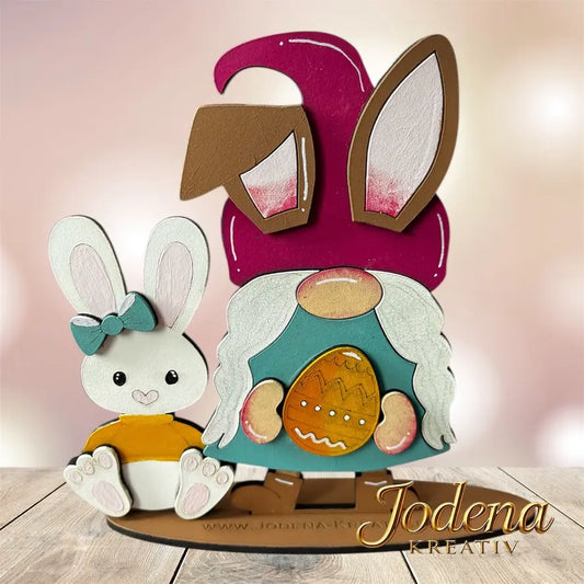 Osterwichtelin_Osterhase_Osterei_aufHolztisch_rosaHintergrund