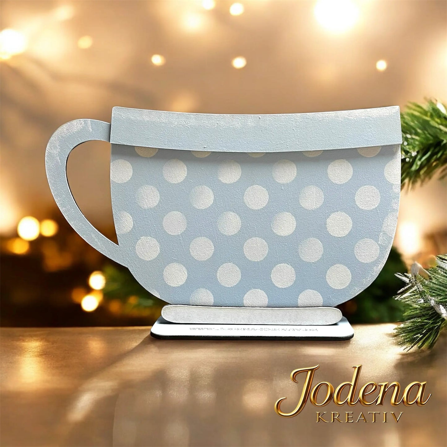 Teetasse_BasisForm_winterlich_warm_geschmueckt_auf_Tisch