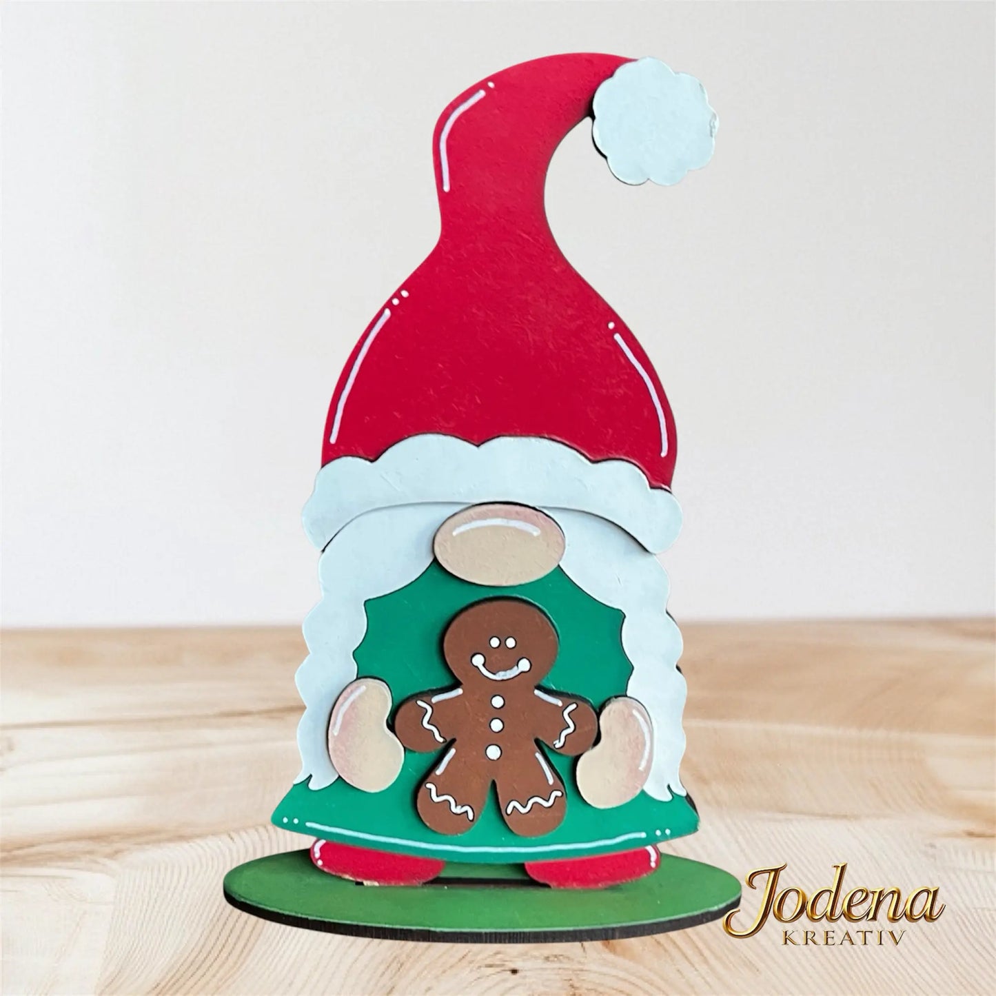 Weihnachtswichtelin_Lebkuchenmann_Weihnachtsmannmuetze_aufHolztisch