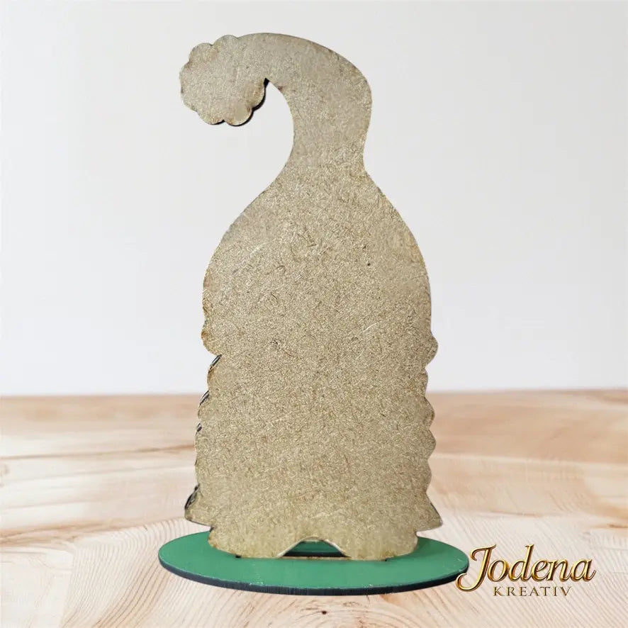 Weihnachtswichtelin_mit_Lebkuchenmann_auf_Holztisch_Rueckseite