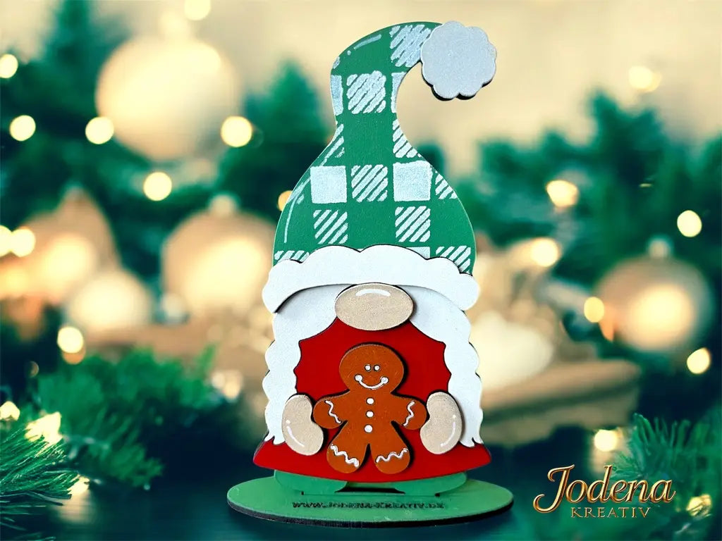 Weihnachtswichtelin_mit_Lebkuchenmann_festlich_geschmueckt