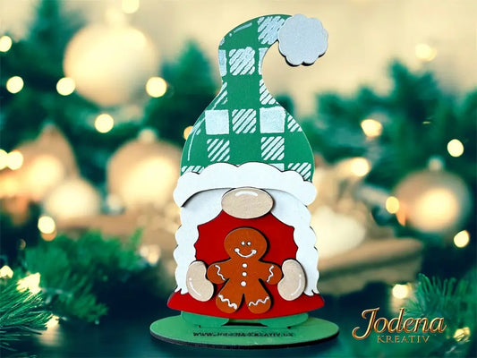 Weihnachtswichtelin_mit_Lebkuchenmann_festlich_geschmueckt