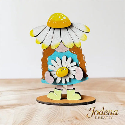 Wichtelin_mit_Gaensebluemchen-Hut_auf_Holztisch