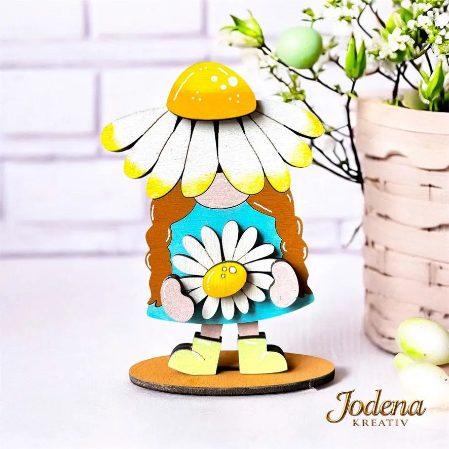 Wichtelin_mit_Gaensebluemchen-Hut_helle_Steinmauer_mit_Deko