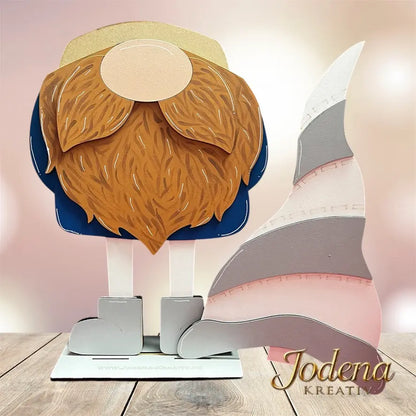 XL-Wichtel-BasisForm-Koerper-Hut-auf-Holztisch-Bokeh