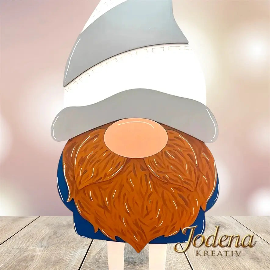 XL-Wichtel-BasisForm-Zoom-in-auf-Holztisch-Bokeh