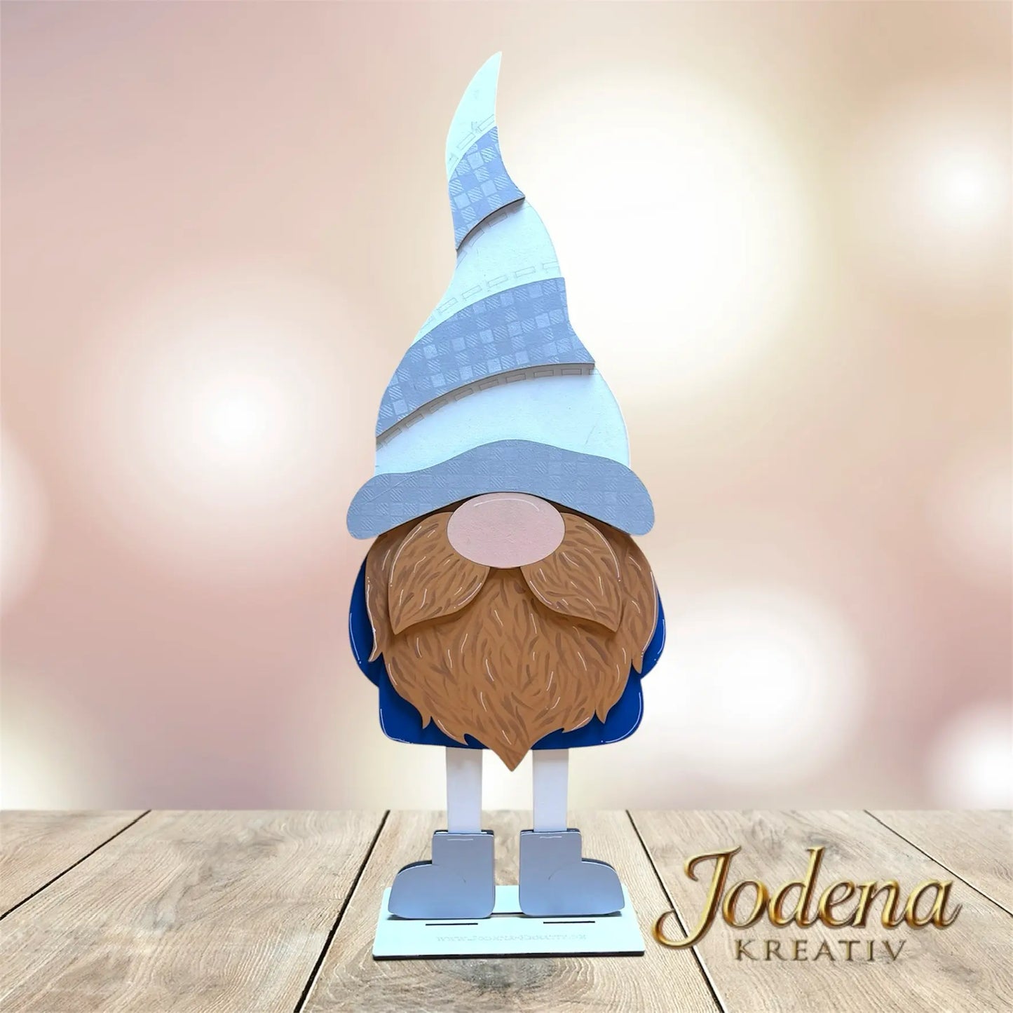 XL-Wichtel-BasisForm-auf-Holztisch-Bokeh