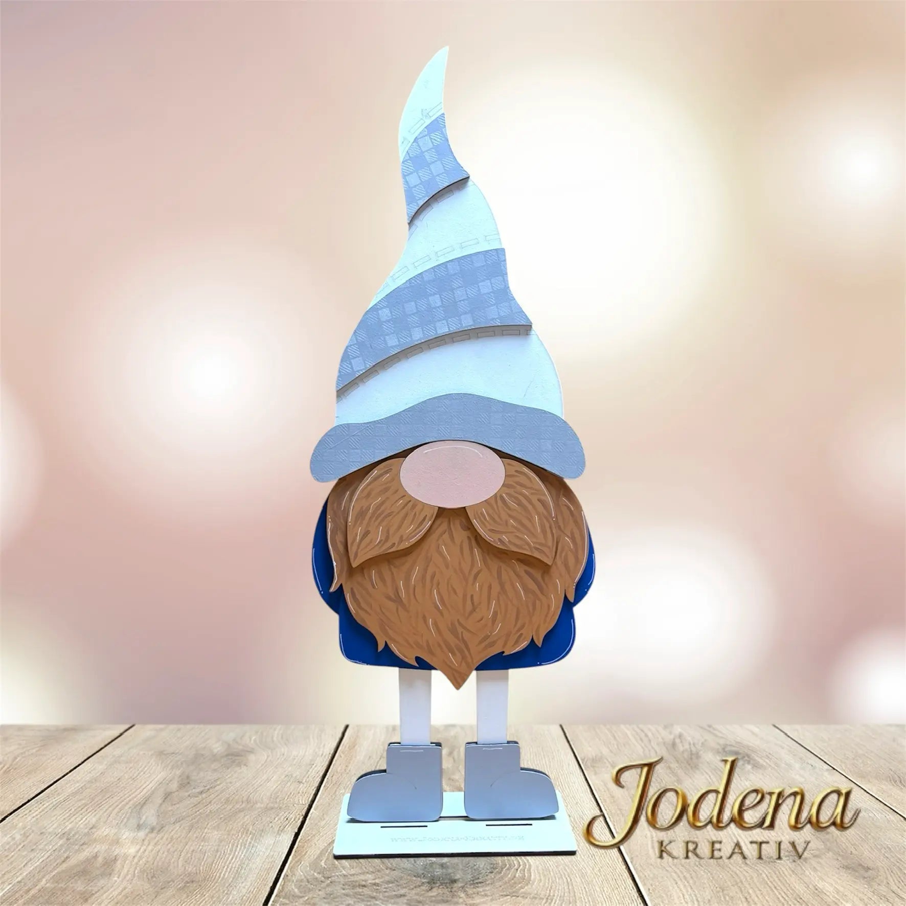 XL-Wichtel-BasisForm-auf-Holztisch-Bokeh