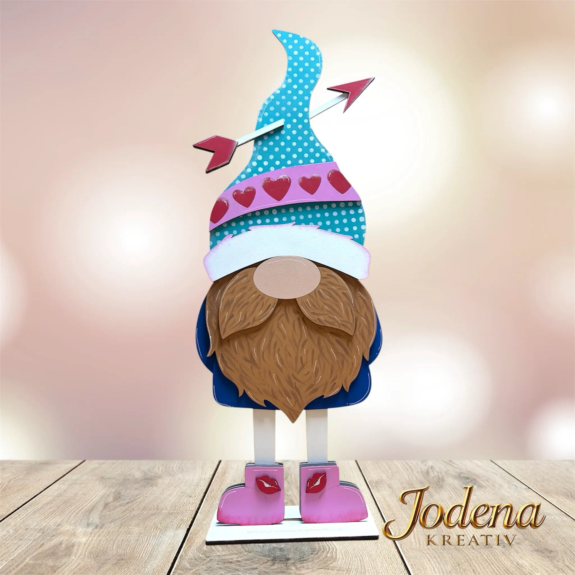 XL-Wichtel-Outfit_Valentins_1-auf-Holztisch-Bokeh