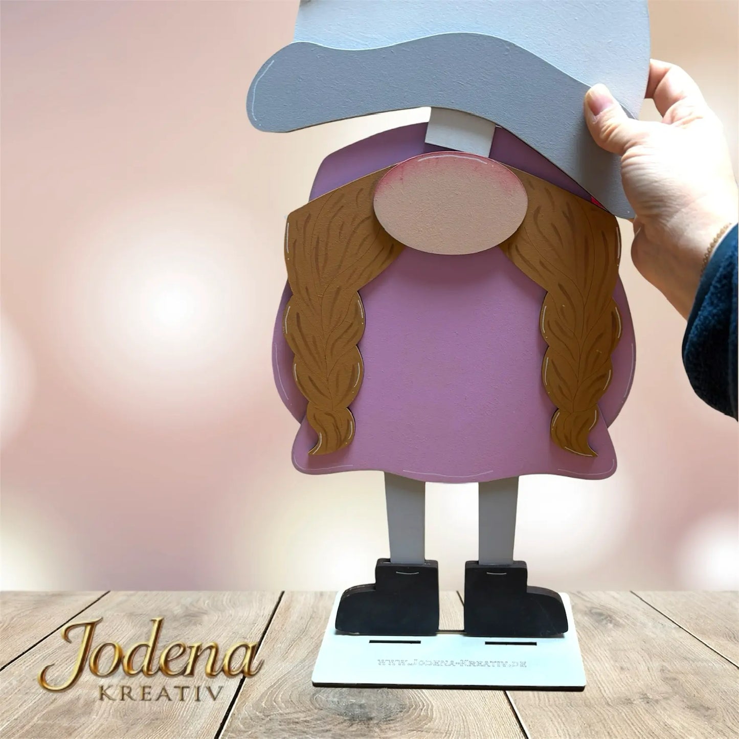 XL-Wichtelin-BasisForm-auf-Holztisch-mit-Bokeh-Einsatz-Hut